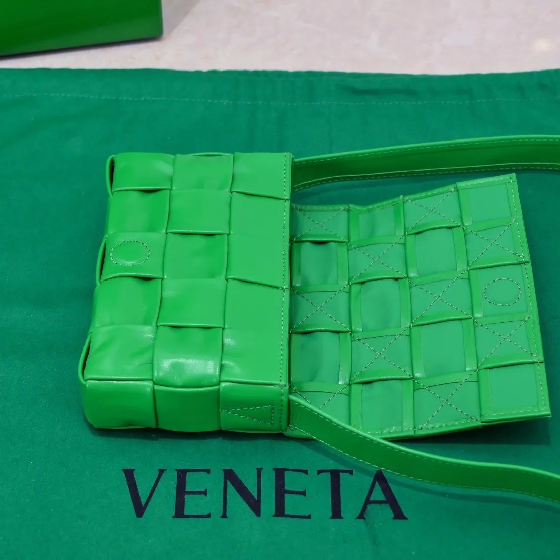 #Bv 2022 autumn and winter new product Cassette medium pillow bag, classic weaving technology, chubby filling design pillow bag has developed into a family series and has become the trump card of the new Bottega bag🔥 A must-have artifact for fashionistas to match frequently selected fashion items and contemporary exquisite workman concave shapes💚Cute and cute, the medium size has launched the latest color, beautiful and dreamy, super exciting💓 Size: 17.5*10.5*3cm, model: 7587#